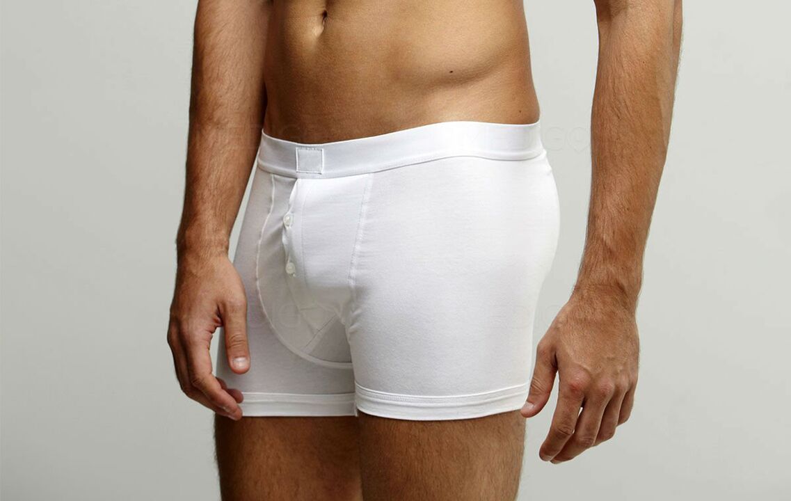 Antes de realizar los ejercicios, un hombre debe prepararse.