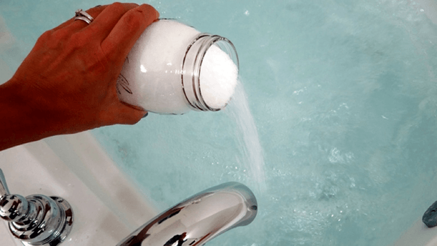 Baño de bicarbonato de sodio para agrandar el pene.