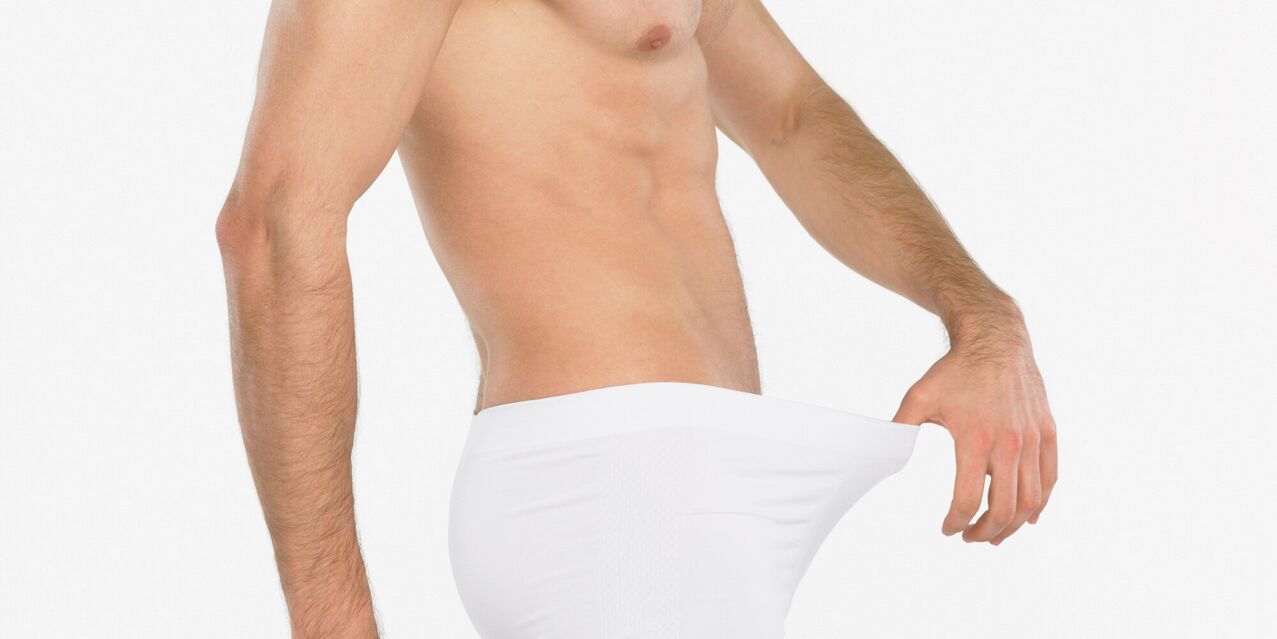 Un hombre piensa en un aumento en el pene con masaje